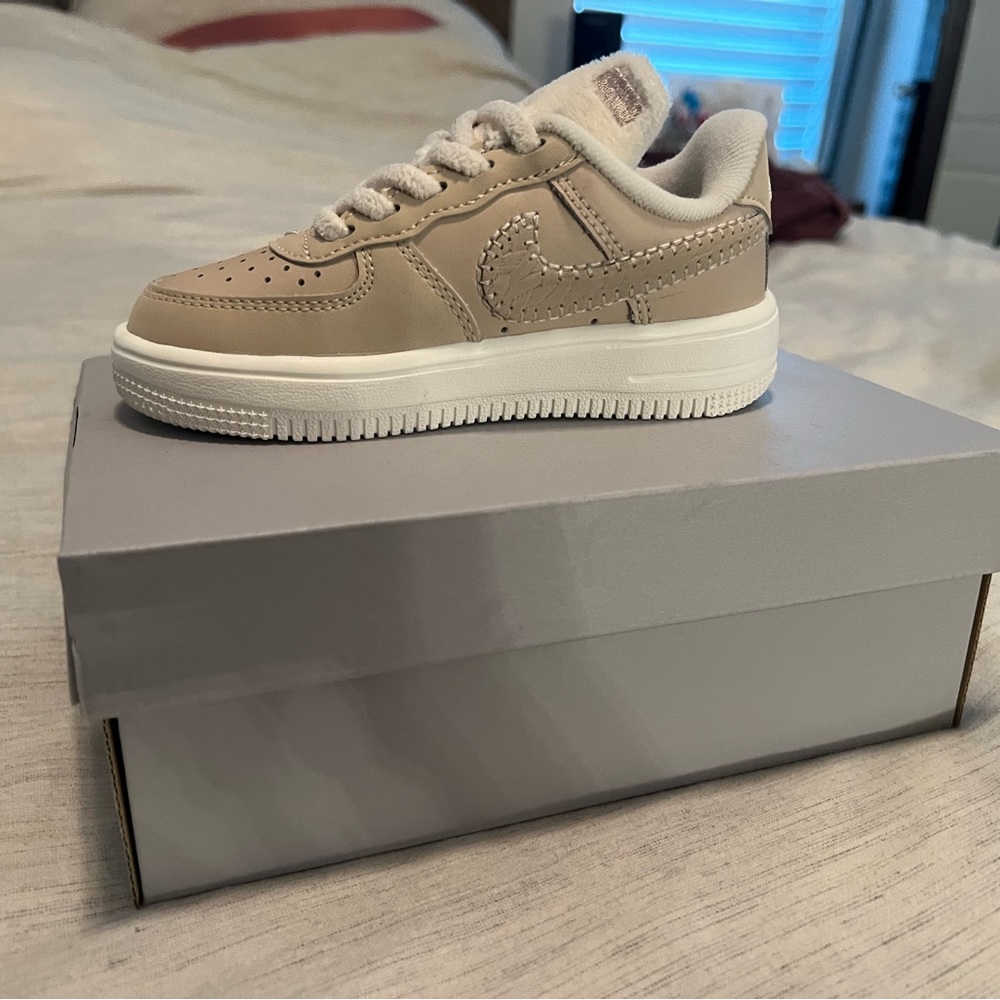 Nike Kids Sneakers in Tan and White